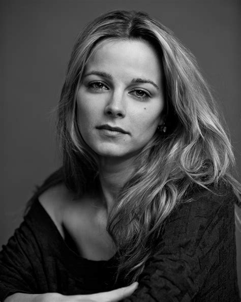 Bojana Novakovic — Biografi Aktor, Film, Penghargaan & Fakta
