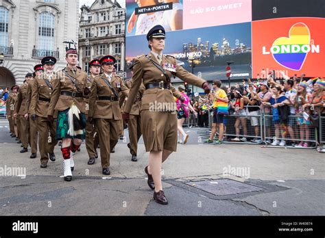 Gay dans l armée Banque de photographies et dimages à haute résolution Alamy