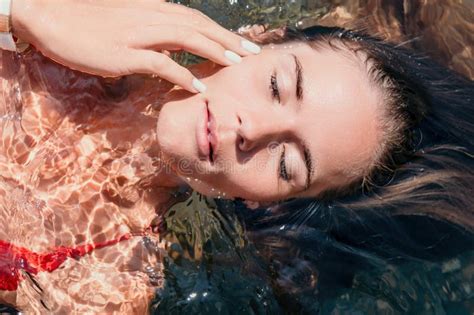 Retrato De Viaje De Mujer Retrato De Una Mujer Feliz Con El Pelo Largo En Un Bikini Rojo