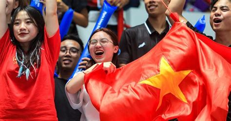 Hot TikToker Hà mã tấu cổ vũ cực sung nhảy lên ăn mừng khi đội tuyển bóng rổ nữ Việt Nam