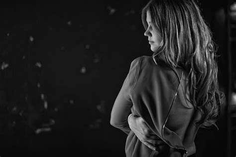 Fille modèle vue de dos belle blonde sexy nue dos nu Photo Premium