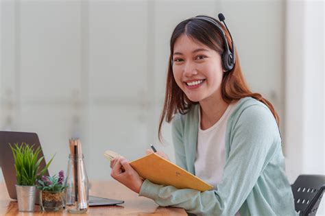 전자 학습 온라인 교육 개념 아시아 여성 세심한 학생 학생 화상 회의 전자 학습과 집에서 노트북 컴퓨터에 교사와 함께 가상현실에