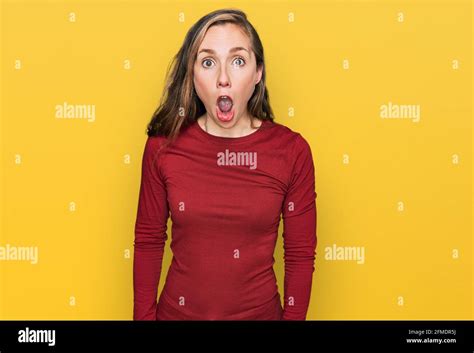 Jeune femme blonde portant des vêtements décontractés peur et choqué avec la surprise et l