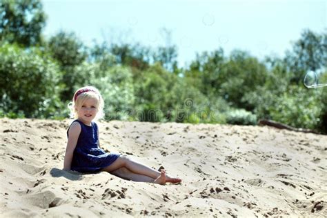Belle Fille Blonde Se Reposant Sur La Plage Image Stock Image Du Lifestyle Joie