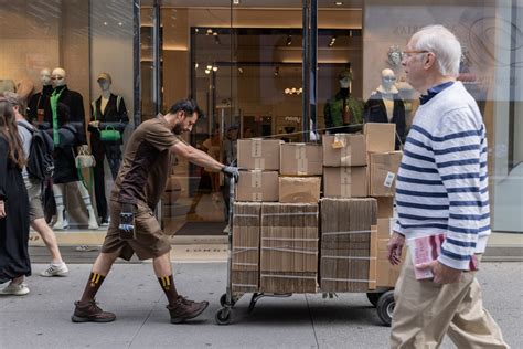 米雇用統計、8月の非農業部門雇用者数は142万人増－失業率42％ Bloomberg