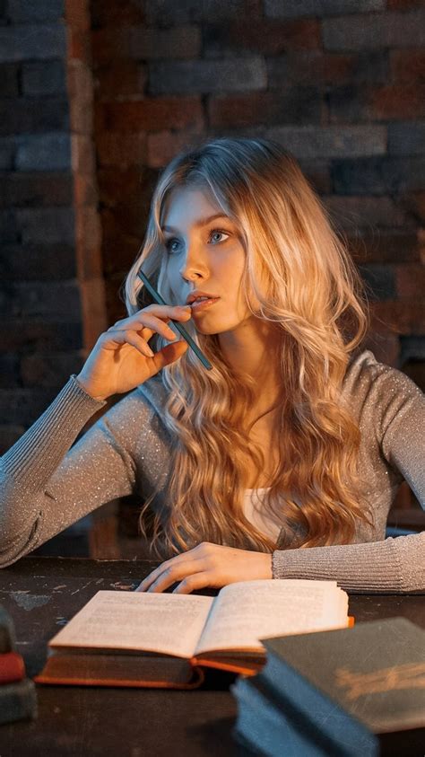 Fonds d écran Fille blonde livres lampe x QHD image