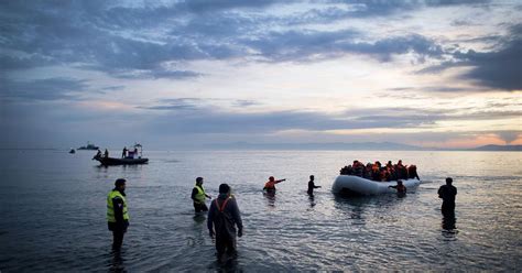 Tretze Pasteres Amb Persones Arriben En Un Dia A L Illa De Lesbos