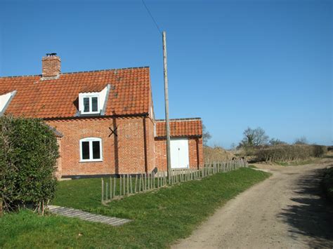 Marsh Road Past Tiled Cottage © Evelyn Simak Cc By Sa20 Geograph