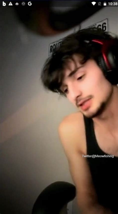 Hot twunk flashing his dick on live ThisVid 中文