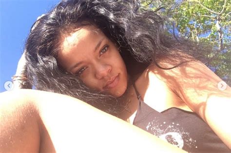 Rihanna posa de lingerie em ensaio luxuoso e fãs elogiam curvas Monet Celebridades