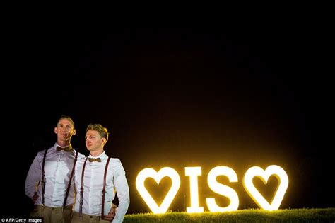 Australian Same Sex Couples Marry In Midnight Ceremonies Daily Mail Online