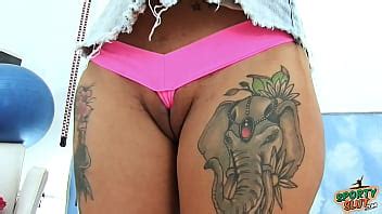 Culo de burbuja tatuada latina ejercitándose coño cameltoe y tetas grandes XVIDEOS
