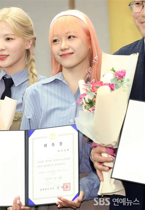 E포토 시그니처 지원 상큼한 오렌지빛 미모
