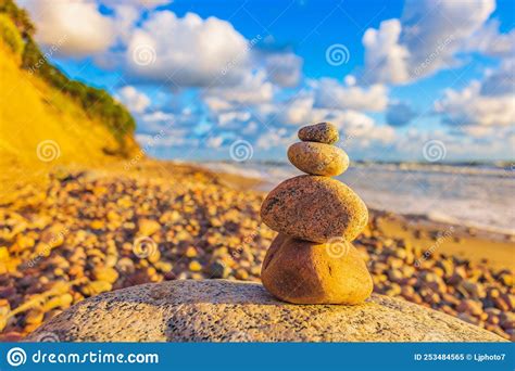 Torre De Piedra En La Playa Con Luz De Puesta De Sol Por La Noche