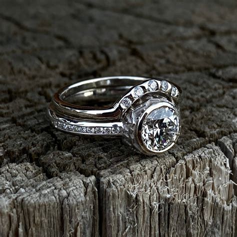 contour wedding band