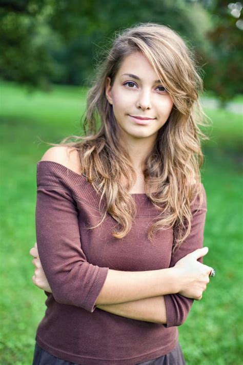 Brunette Joven Hermoso Del Resorte Que Presenta Al Aire Libre Imagen