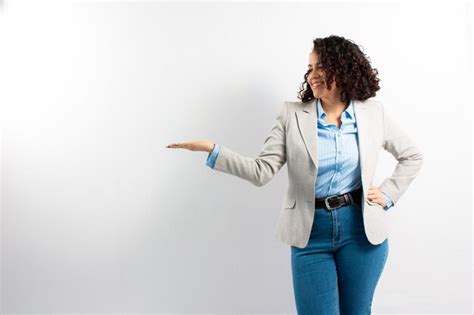 Modelo Latina Con Curvas Con Cabello Rizado Con Atuendo De Negocios De