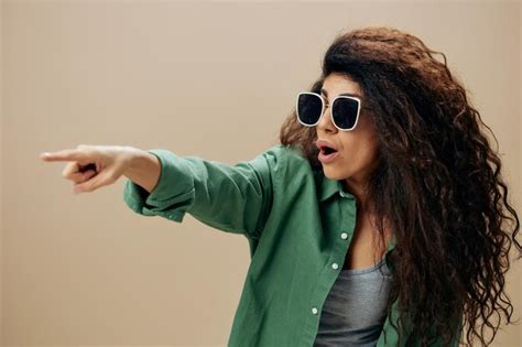 Ves Ese Concepto Mujer Latina Rizada Bronceada Emocionada En Cosas Casuales Gafas De Sol