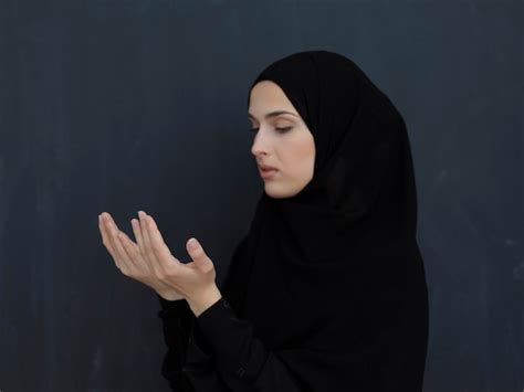 Retrato De Jovem Mu Ulmana Fazendo Dua Menina Rabe Vestindo Abaya