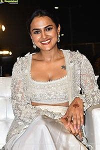 Actress Shraddha Srinath At Saindhav Pre Release Event Hd Gallery