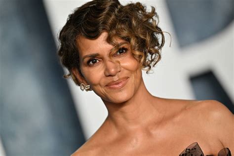 Aktorka Halle Berry Pozuje Na Pla Y W Czarnym Bikini I Tunice