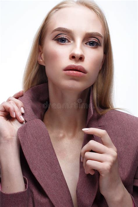 Uma Moça Composição Longa Do Cabelo Reto E Do Nude Modelo Bonito Em Um Revestimento Cor de