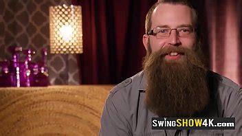 Sexo oral para esposas swingers calientes durante una orgía swinger salvaje XVIDEOS