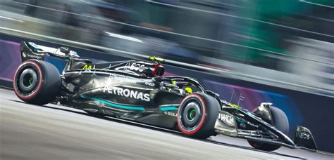 Bild Zu Mercedes In Formel 1 Wechsel Von Lewis Hamilton Zu Ferrari