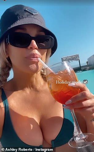 Ashley Roberts Shows Off Her Incredible Physique In A Teal Bikini Daily Mail Online