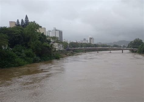 Tubar O Aulas Canceladas Pessoas Desabrigadas E Rio Quase Metros