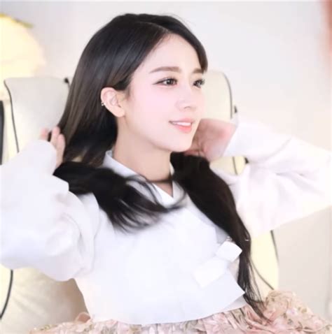 Làm streamer mãi không nổi hot girl xinh đẹp đổi nghề gia sư tiếng Anh lại phất nam sinh nô