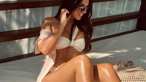 Hot Sexy Kathryn Hulme Bikini Pics