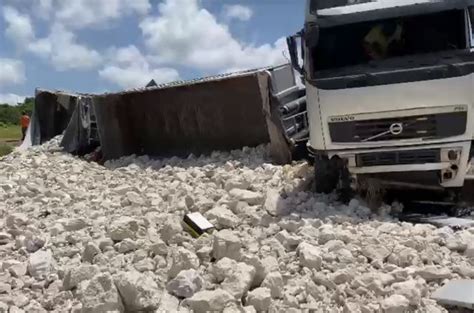 Carreta Bitrem Carregada Pedras Tomba Na Br Na Para Ba