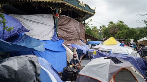 Cientos De Migrantes Se Refugian Y Saturan Los Campamentos Improvisados En La Frontera Norte De