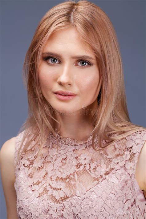 Junge Blonde Dame Im Sexy Kleid Stockbild Bild Von Frisur Baumuster