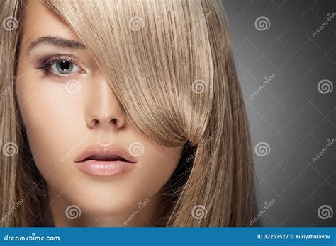 Belle Fille Blonde Longs Cheveux Sains Image Stock Image Du Renivellement Soin 32253527