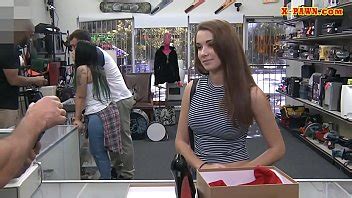 Brunette vend ses talons et se fait défoncer XVIDEOS