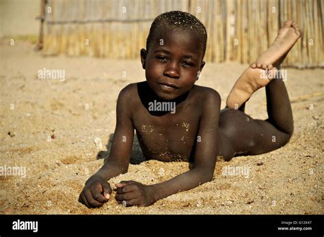 Garçon nu allongé sur le ventre sur la plage dans le village de Chembe