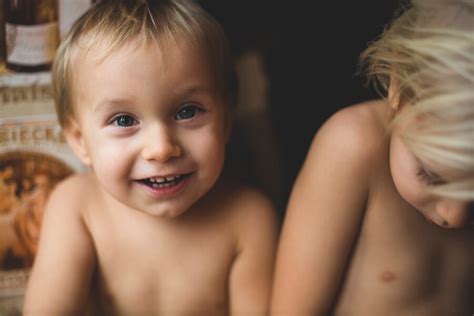 Enfant Heureux Avec Son Frère Photo Gratuite