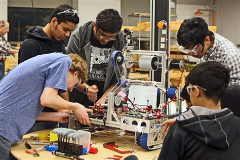 Middle High School Students Build Robot On Campus For Regional