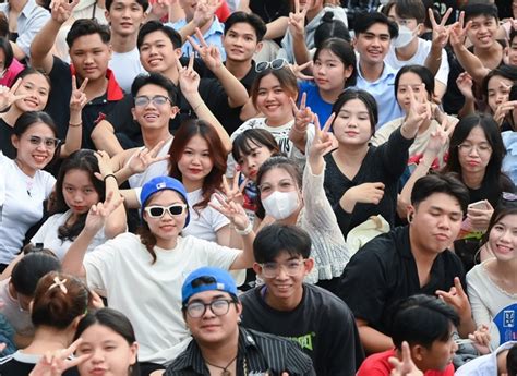 Sao nam hot bậc nhất Anh trai say hi bắn rap cưa đổ hàng nghìn sinh viên Cần Thơ khuấy đảo