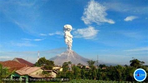 Penampakan Semburan Debu Vulkanik Gunung Sinabung Setinggi 2 500 Meter