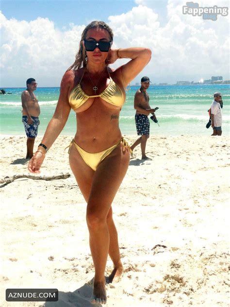Aisleyne Horgan Wallace Sexy Flaunts Her Sizzling Bikini Body At A Beach In Cancun AZNude