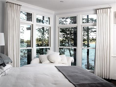 Оформление угловых окон шторами и жалюзи: фото красивого дизайна ...