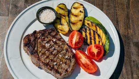 Premium Photo | Succulent mediumrare beef steak