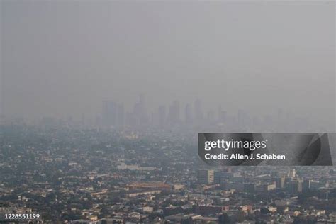 Los Angeles Skyline Smog Photos and Premium High Res Pictures - Getty ...