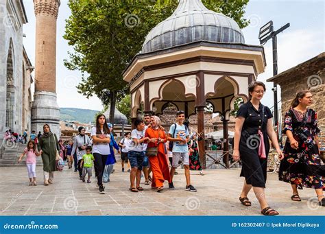 Pessoas Visitando A Grande Mesquita De Bursa Ulu Camii Em Bursa