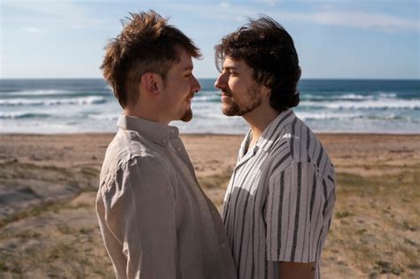 Coup moyen couple gay à la plage Photo Gratuite