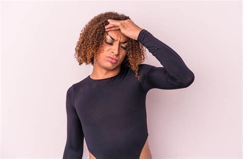 Joven Mujer Transexual Latina Aislada De Fondo Rosa Tocando Las Sienes Y Con Dolor De Cabeza