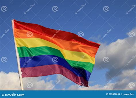 Ondeando Bandera Del Arco Iris Orgullo Gay En Azul Cielo Cielo Copia Espacio Bandera Realista